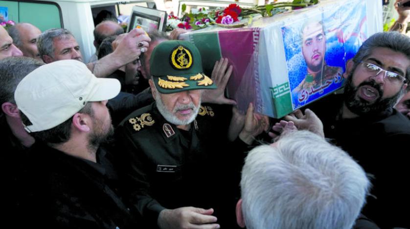 قائد «الحرس الثوري» حسين سلامي خلال مشاركته في التشييع (أ.ب)