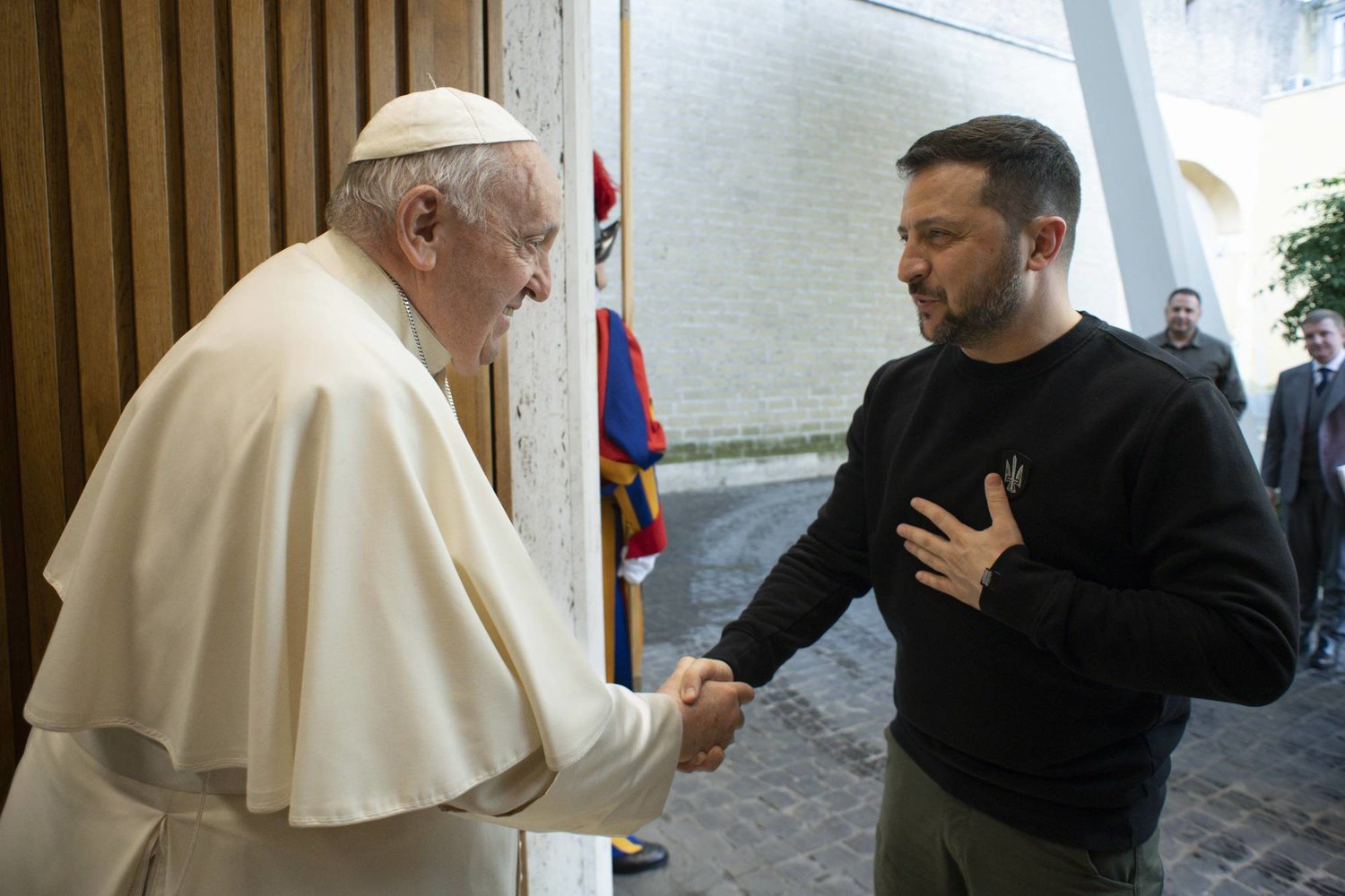 البابا فرنسيس لدى اجتماعه مع الرئيس الأوكراني في الفاتيكان السبت (أ.ب)