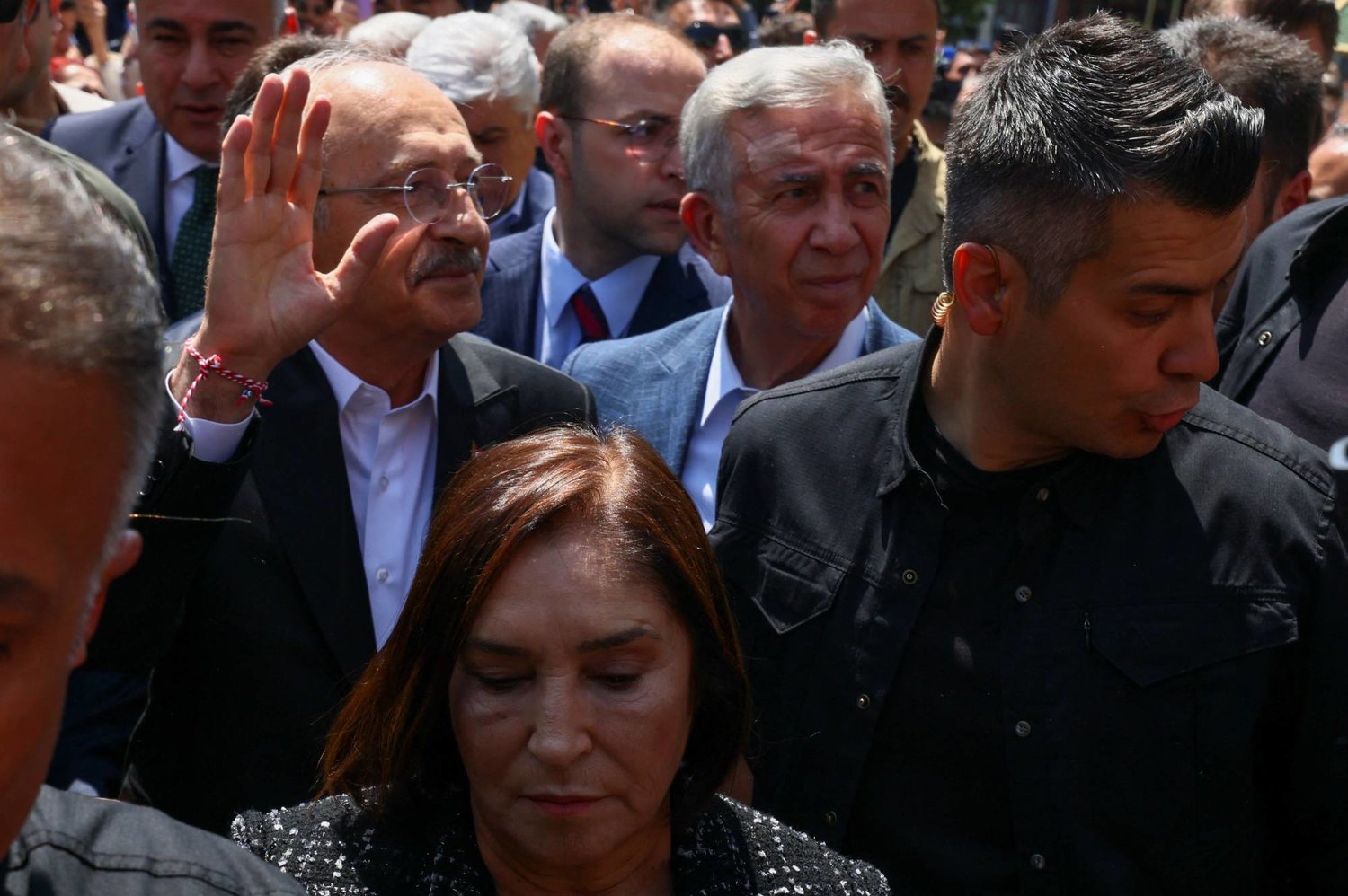 مرشح المعارضة التركية للرئاسة كمال كليتشدار أوغلو أثناء مغادرته برفقة زوجته، مركز الاقتراع بعد التصويت خلال الانتخابات الرئاسية والبرلمانية في أنقرة، تركيا، 14 مايو 2023 (رويترز)
