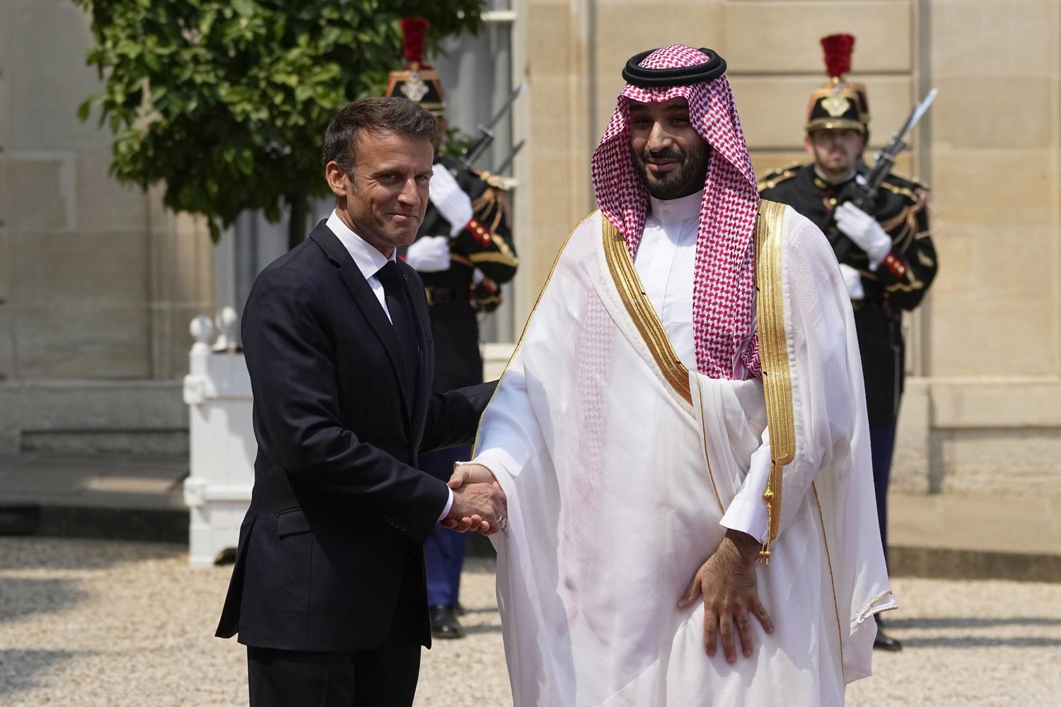 ولي العهد السعودي الأمير محمد بن سلمان والرئيس الفرنسي إيمانويل ماكرون عند مدخل الإليزيه (أ.ب)