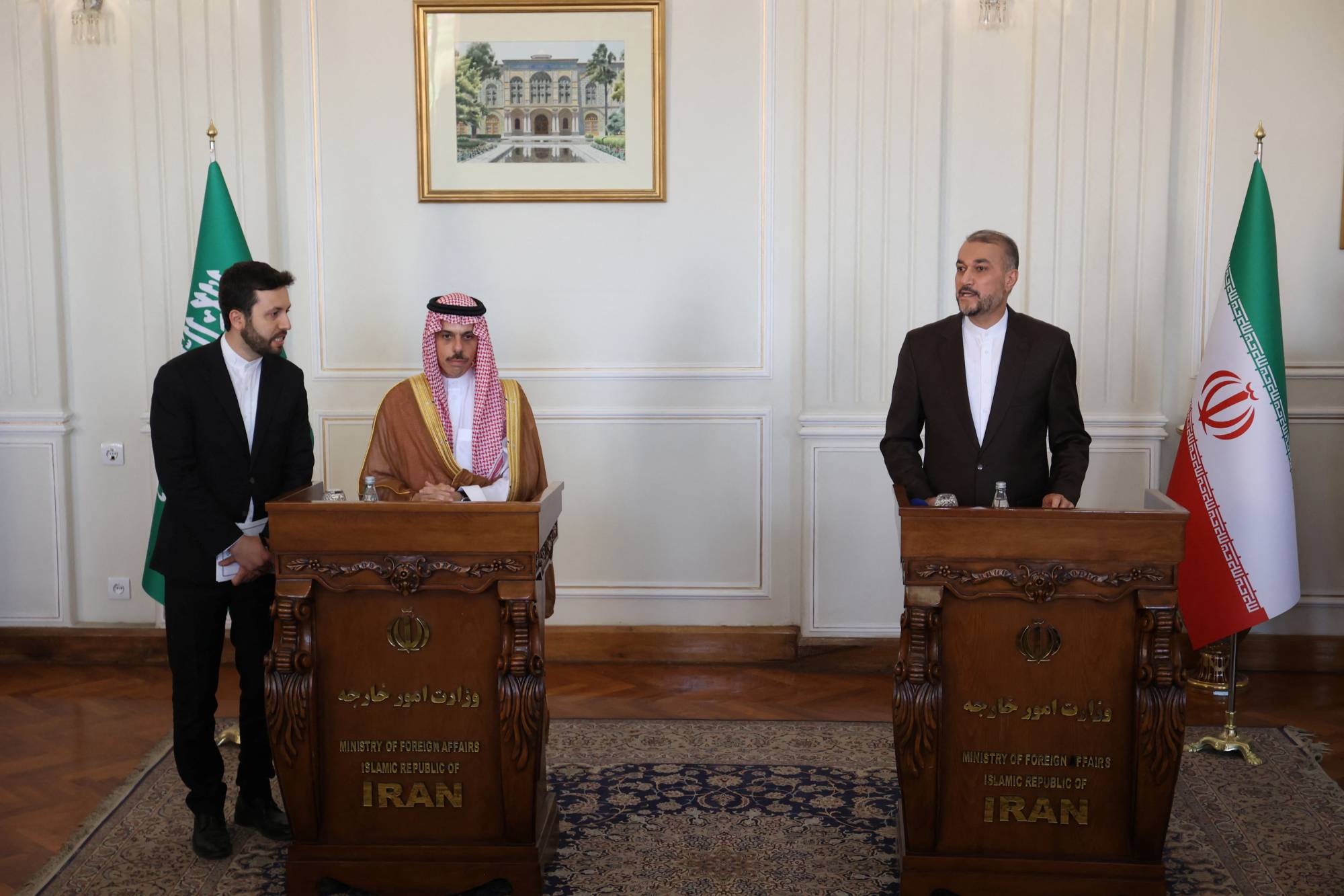 وزيرا الخارجية السعودي والإيراني خلال حديثهما في المؤتمر الصحافي بطهران السبت