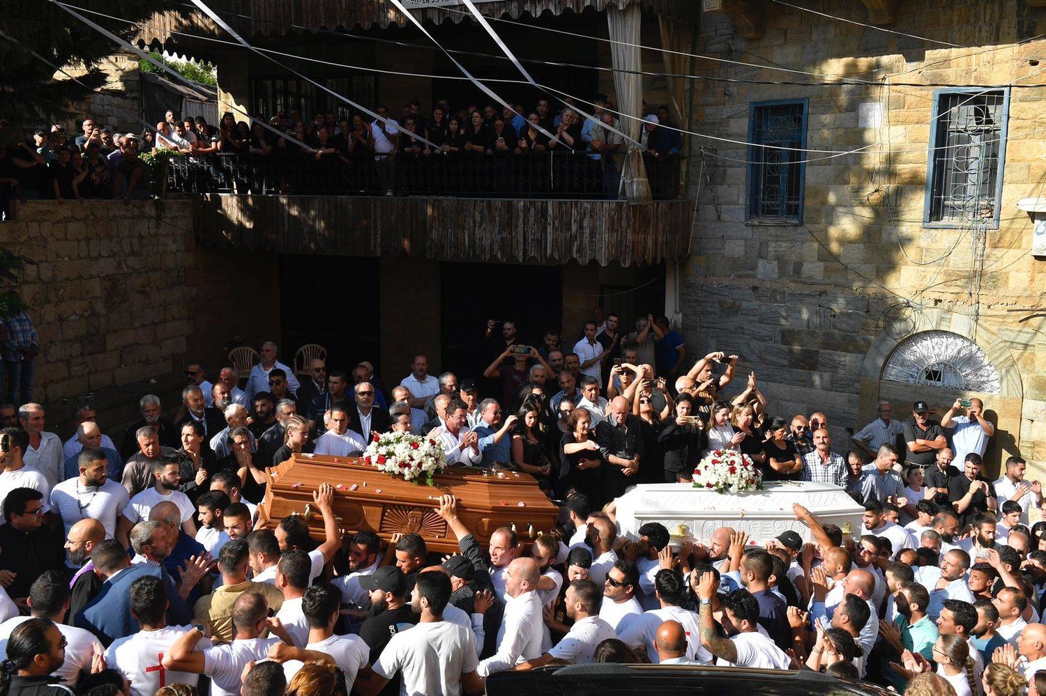 بلدة بشري اللبنانية تشيّع ابنيها بغضب وحزن