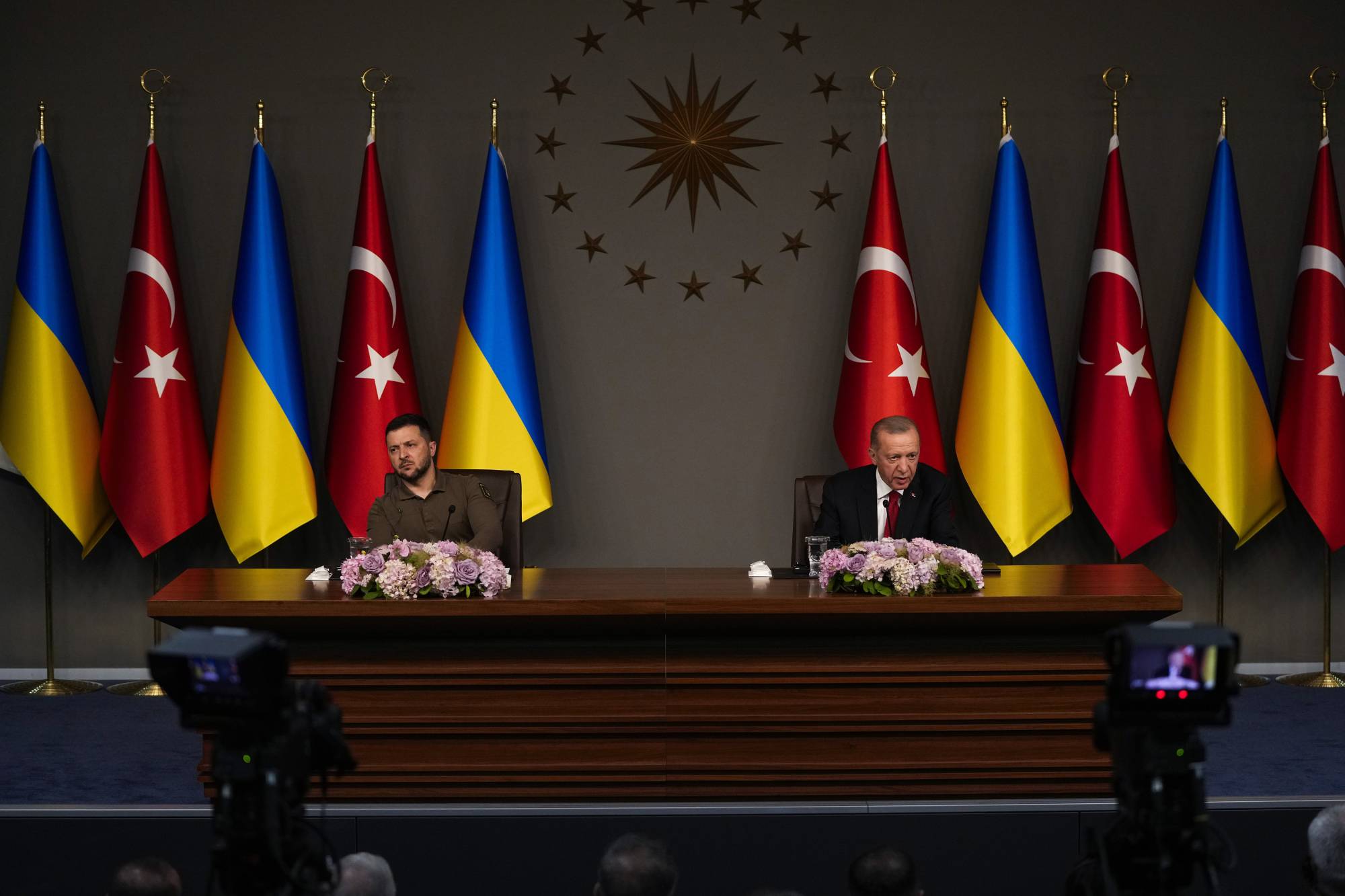 الرئيس التركي رجب طيب إردوغان خلال مؤتمر صحافي مشترك مع نظيره الأوكراني فولوديمير زيلينسكي (ا.ب)