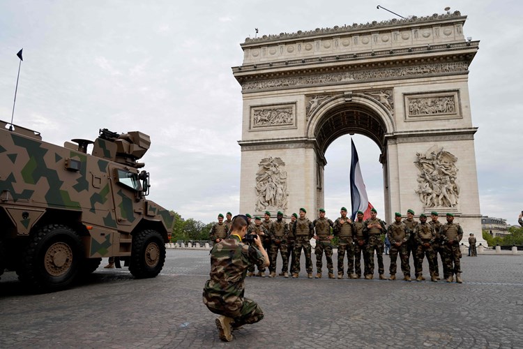 فرنسا تحيي عيدها الوطني بعرض عسكري
