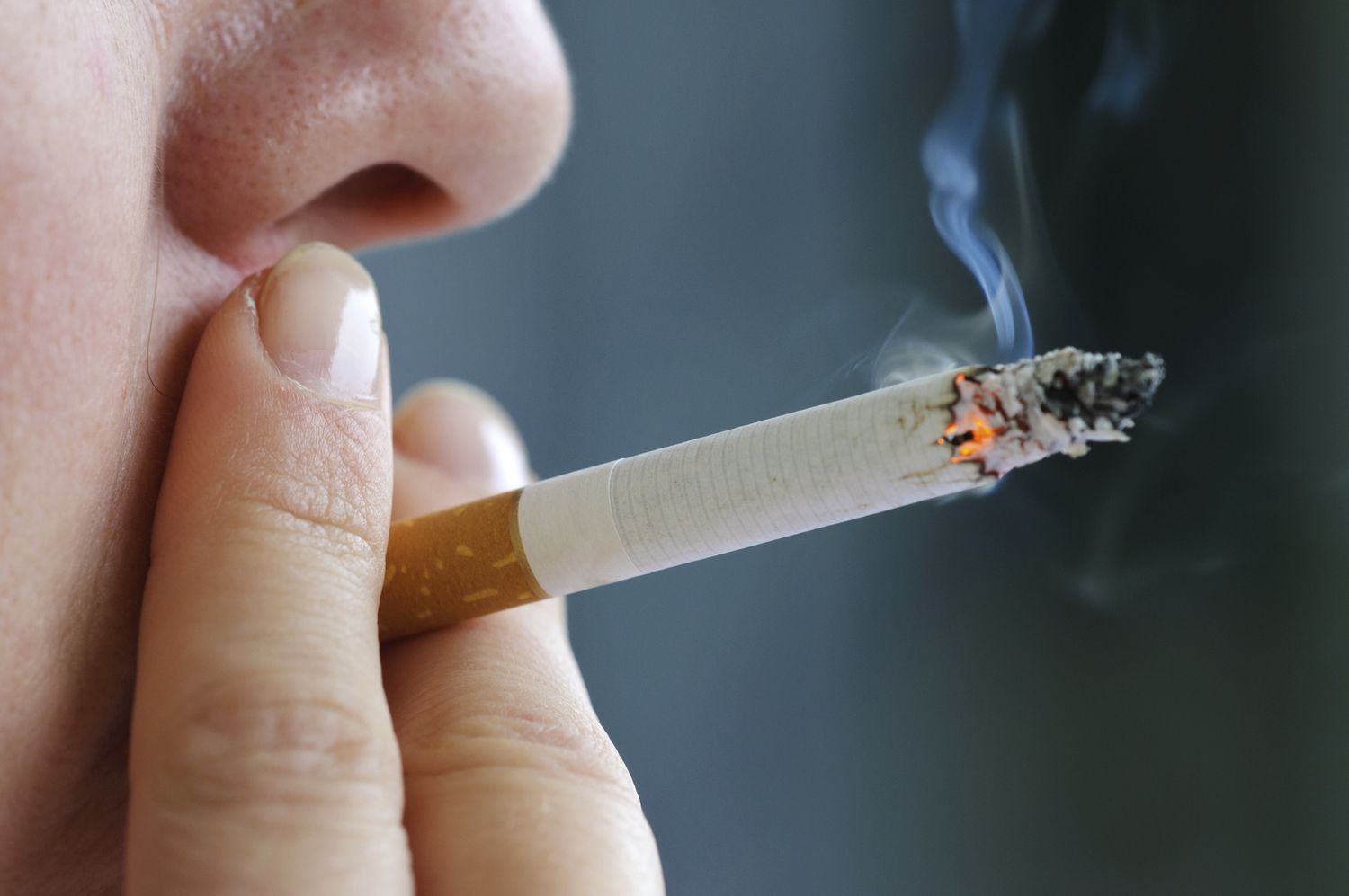 التدخين هو عادة ضارة تشكل تهديدًا كبيرًا لصحة الإنسان