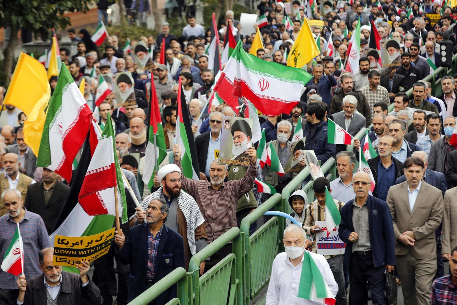 نزل الآلاف إلى الشوارع في طهران ومدن إيرانية أخرى دعماً لقطاع غزة.
