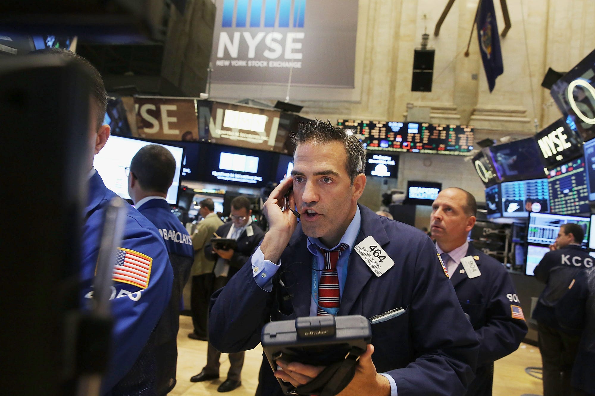 يعمل أحد المتداولين على أرضية بورصة نيويورك (NYSE) بعد يوم من إغلاق السوق