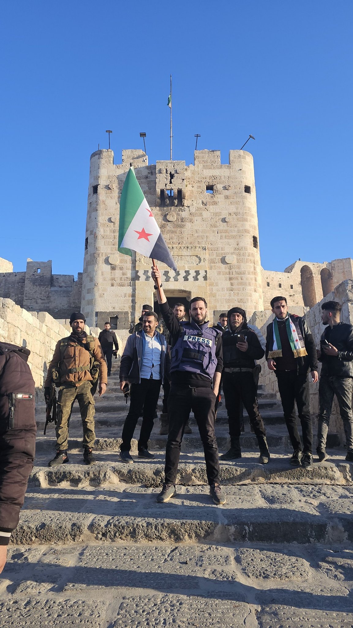 هيئة تحرير الشام أمام قلعة حلب