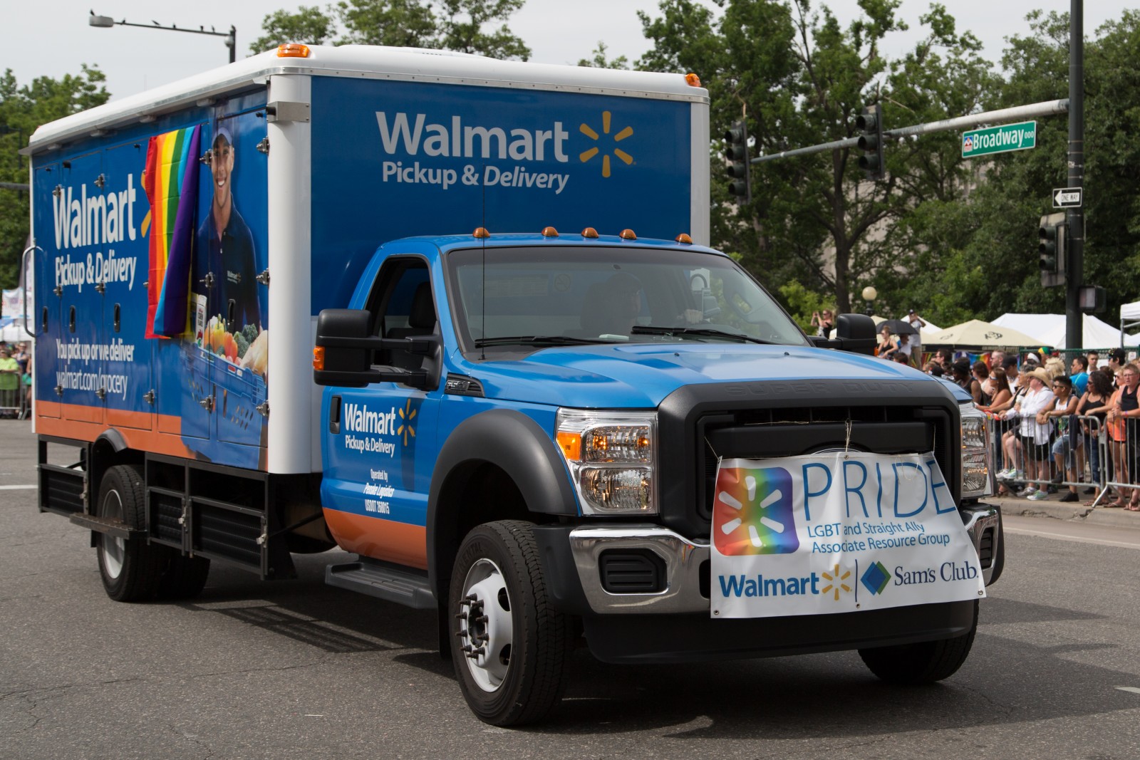 "وول مارت تتراجع عن التنوع: خطوة استراتيجية أم رضوخ للضغوط؟" Walmart lgbtq Dei