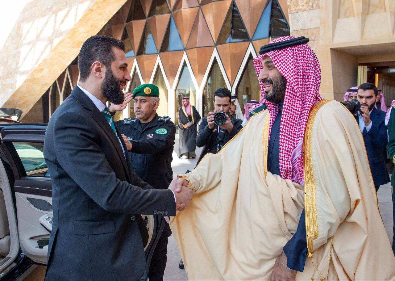 التقى الرئيس السوري المؤقت أحمد الشرع بولي العهد السعودي الأمير محمد بن سلمان في الرياض، حيث بحثا سبل تعزيز التعاون بين البلدين في المجالات السياسية، الاقتصادية، والإنسانية. وأكد الشرع شكره لولي العهد على دعمه لسوريا، مشيرًا إلى رغبة المملكة في المساهمة في استقرارها ووحدة أراضيها. كما ناقش الجانبان خططًا مستقبلية تشمل الطاقة، التكنولوجيا، التعليم، والصحة، إضافةً إلى تعزيز التعاون الدبلوماسي لدعم القضايا العربية والعالمية.