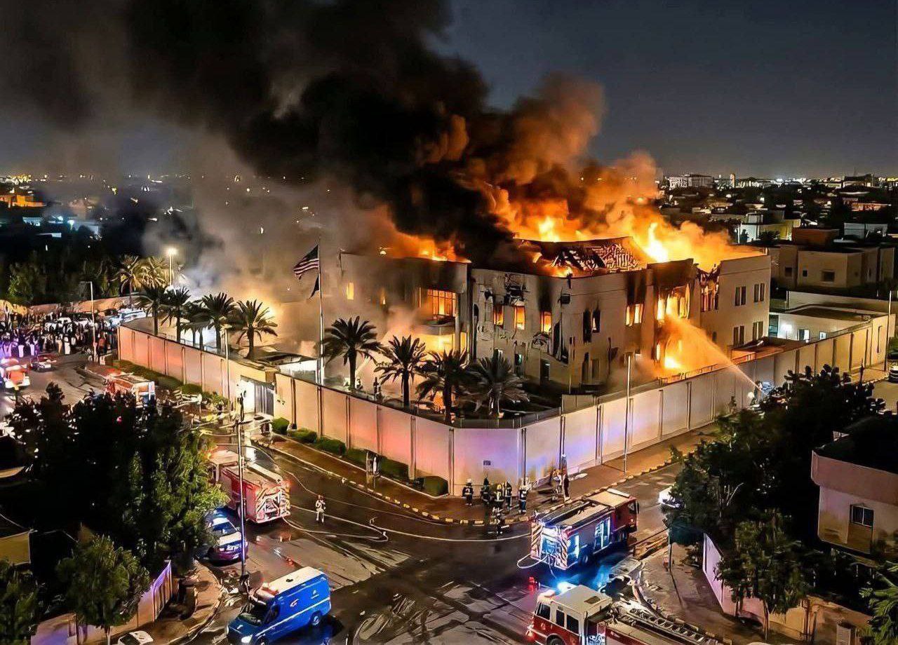 أكدت وزارة الدفاع السعودية رسميًا أن السفارة الأمريكية في الرياض تعرضت لهجوم بمسيرتين، أدى إلى حريق محدود وأضرار مادية طفيفة (مصادر: رويترز، CNN، سعودي جازيت، شينخوا).