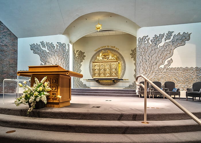 تقارير متعددة من مصادر شرطية (CNN، Fox News، وغيرها) تشير إلى أن المركبة مسجلة باسم مواطن أمريكي متجنس من أصل لبناني يقيم في ديربورن هايتس أو ديربورن (منطقة ذات أغلبية عربية/مسلمة قرب ديترويت). اسم متداول في تقارير إعلامية ومنشورات على منصة X: Ayman Ghazaleh (أو تهجئات مشابهة مثل Ayman Ghazali أو Ayman Ali Alghazli).