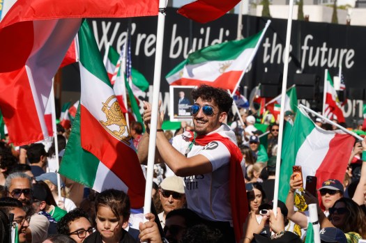 الإيرانيون في أمريكا: هربوا من الثورة.. فهل يريدون الآن حربها؟