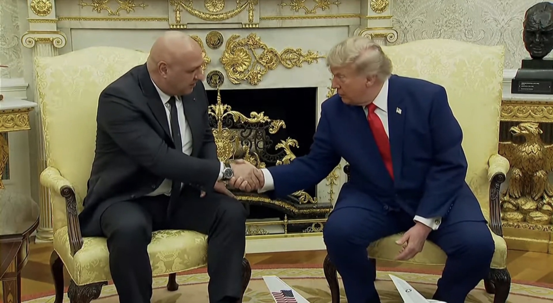 شكّل اللقاء الذي جمع الرئيس اللبناني جوزيف عون بالرئيس الأمريكي دونالد ترامب في المكتب البيضاوي بالبيت الأبيض محطة دبلوماسية بارزة في مسار العلاقات اللبنانية الأمريكية، في ظل مرحلة إقليمية شديدة الحساسية تتداخل فيها ملفات لبنان وإسرائيل وإيران ومستقبل الاستقرار في المنطقة.